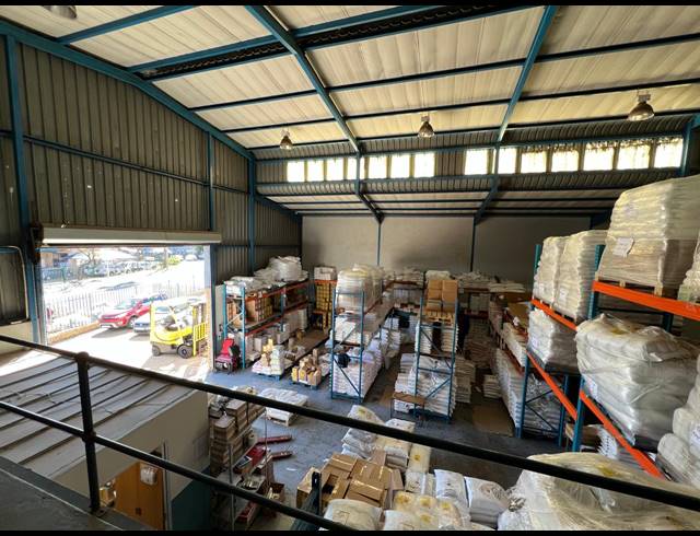 349M² WAREHOUSE TO LET IN LASER PARK